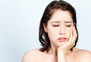 Woman with toothache needing emergency dentist in Wharton.